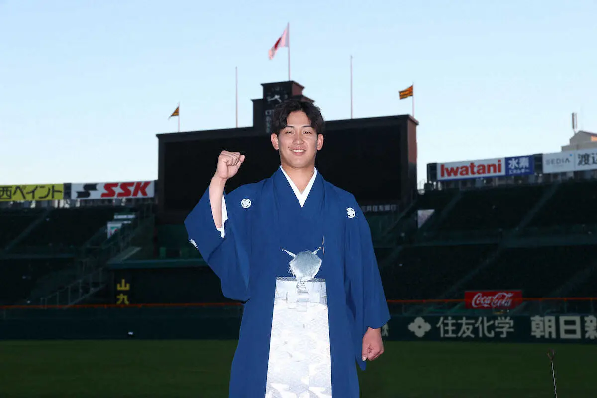 【画像・写真】阪神・伊原陵人　「十日戎」ポスターモデルに　「連覇したい思いが一番強い」2年目へ決意新た　