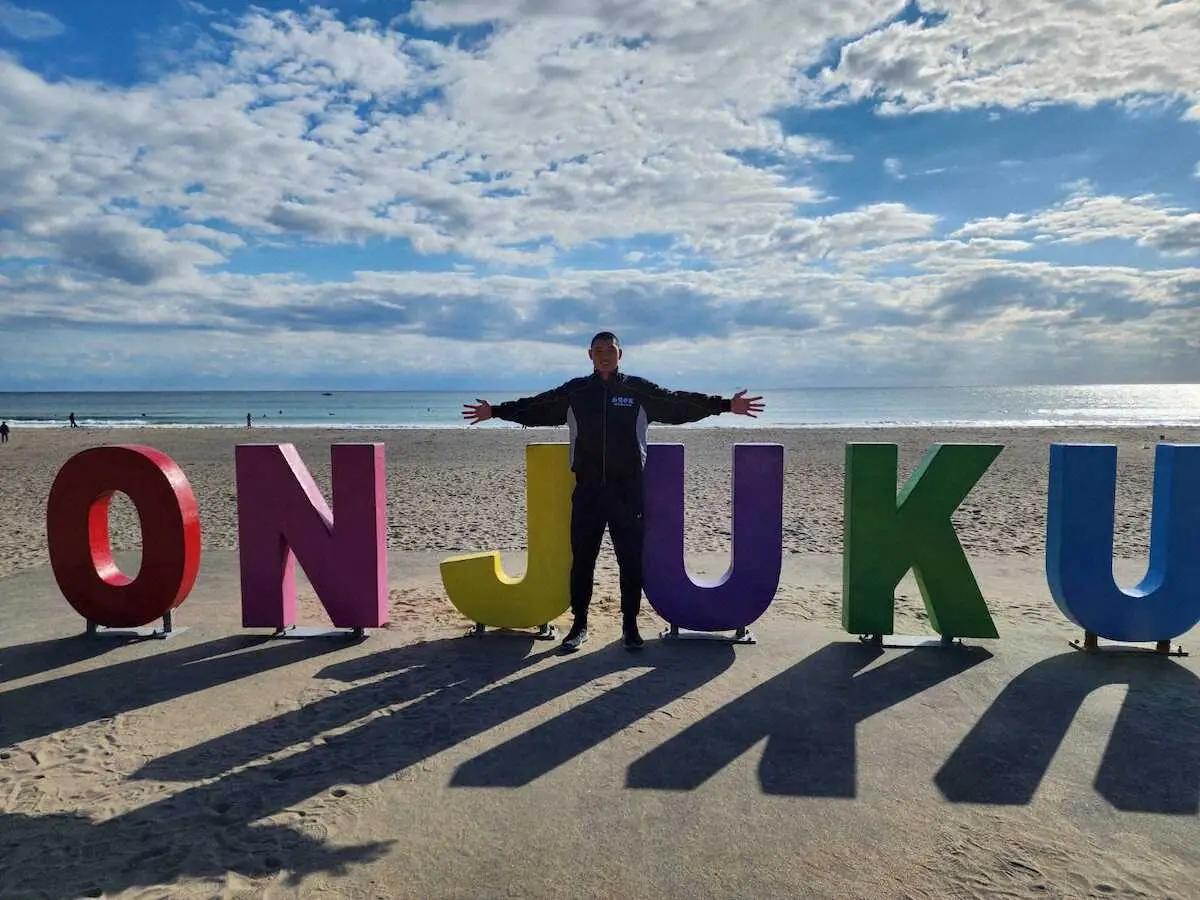 【画像・写真】今秋ドラフト1位候補の山梨学院・菰田　決意新たに地元・千葉の砂浜で始動「全て勝つ」