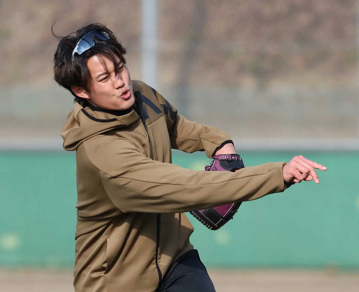 【画像・写真】DeNA・藤浪　母校の大阪桐蔭で自主トレ　「今年も頑張ろう」と決意新た　ロッテ・沢田とともに汗