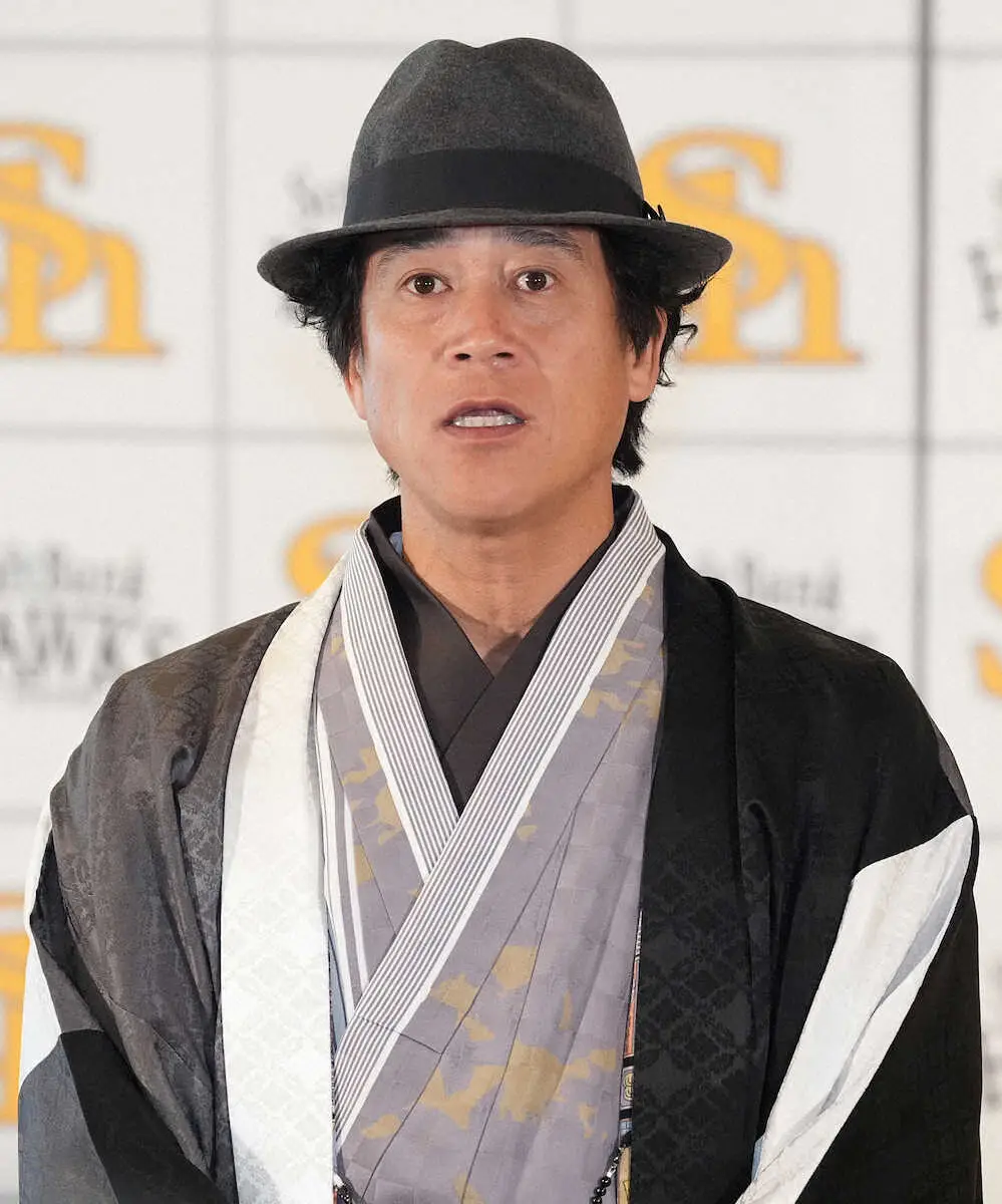 【画像・写真】ソフトバンク城島CBOが黒ハットに着物を合わせ鏡割り「お気に入りでかぶりたくて」とご満悦