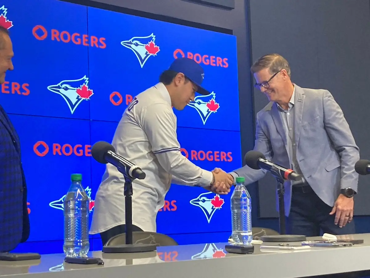 【画像・写真】アトキンスGM（右）と握手を交わす岡本和真（撮影・杉浦　大介通信員）