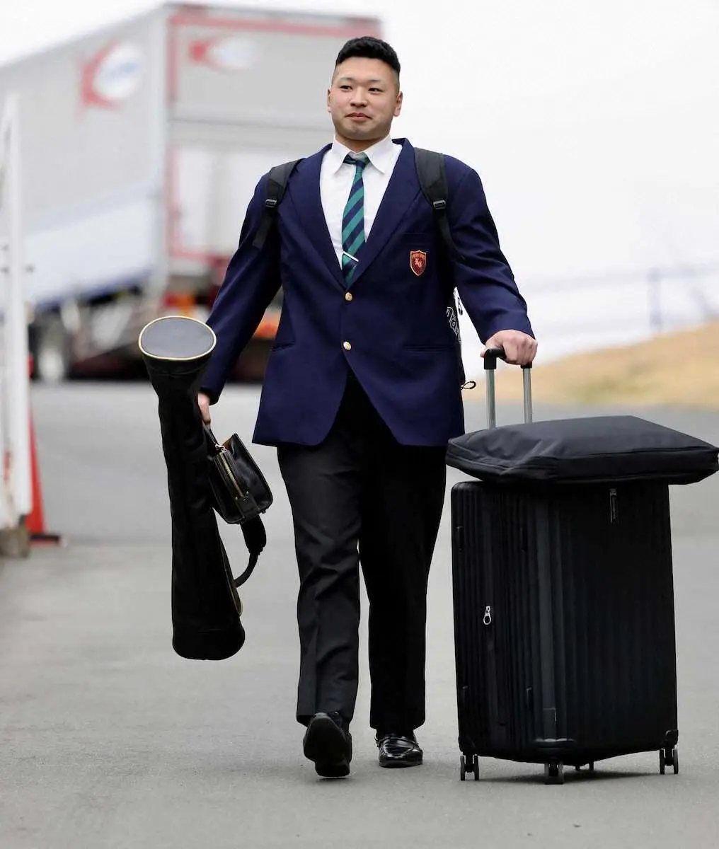 【画像・写真】巨人・藤井健翔が一番乗りで入寮　憧れの阿部監督グッズ持参「野球に関して全てを学びたい」