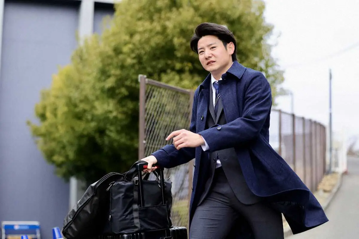 【画像・写真】巨人のドラフト1位・竹丸和幸がマイ枕持参で入寮「いよいよスタートする」　新宿駅では迷子になりかけ…