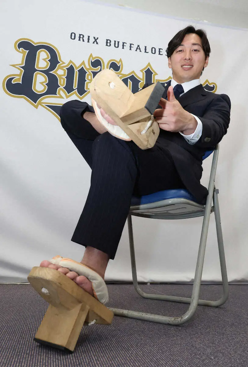 【画像・写真】オリックス育成ドラフト4位渡辺一生　秘密兵器“一本歯ゲタ”持参で入寮