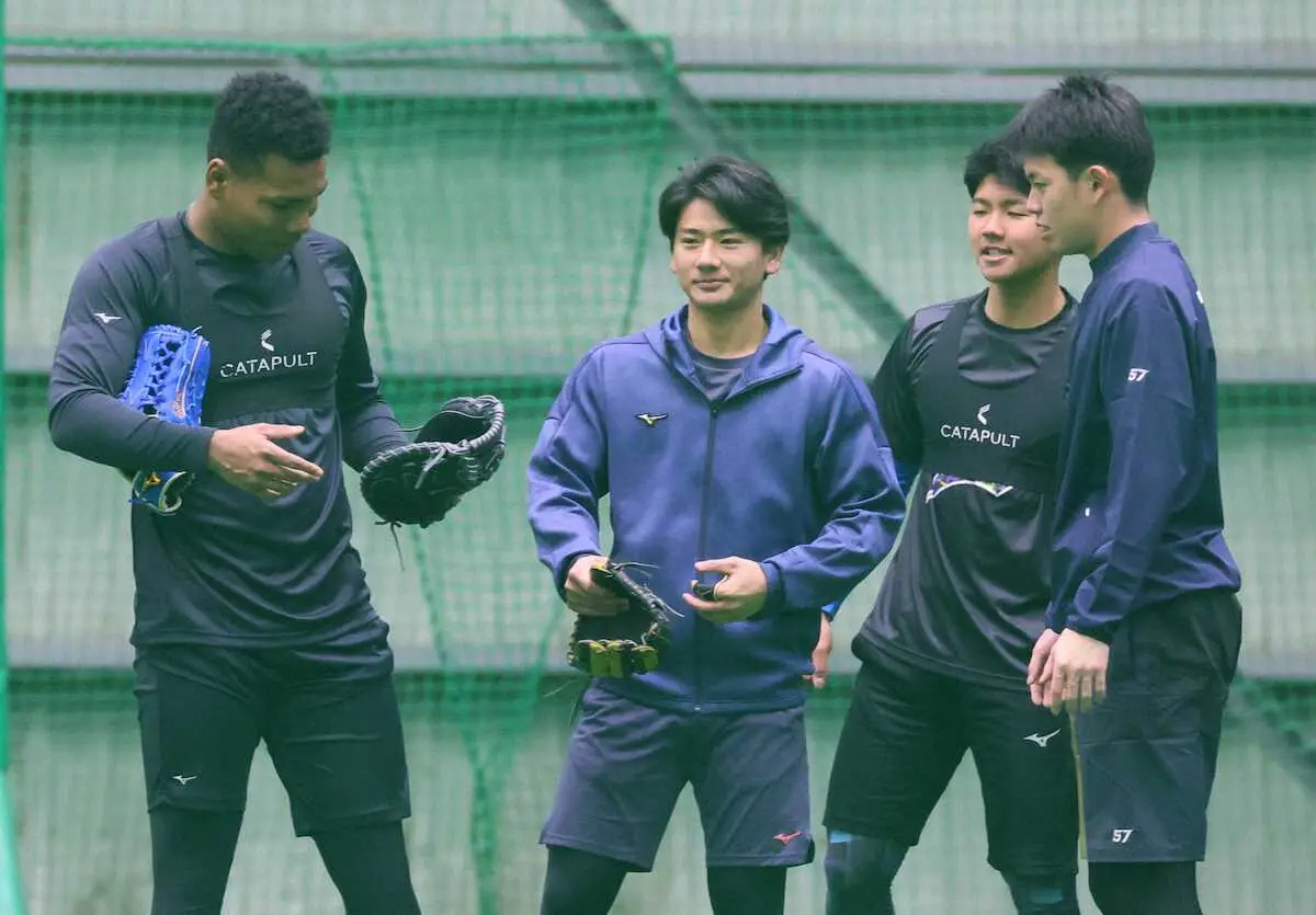 【画像・写真】日本ハムのドラ2・エドポロが快音連発　新人自主トレ初日終え「バリバリいけます」