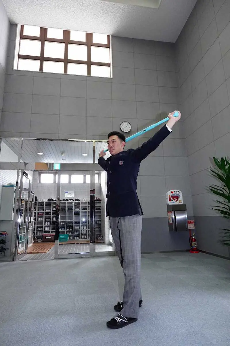 【画像・写真】持参したストレッチ用具を手にする石垣