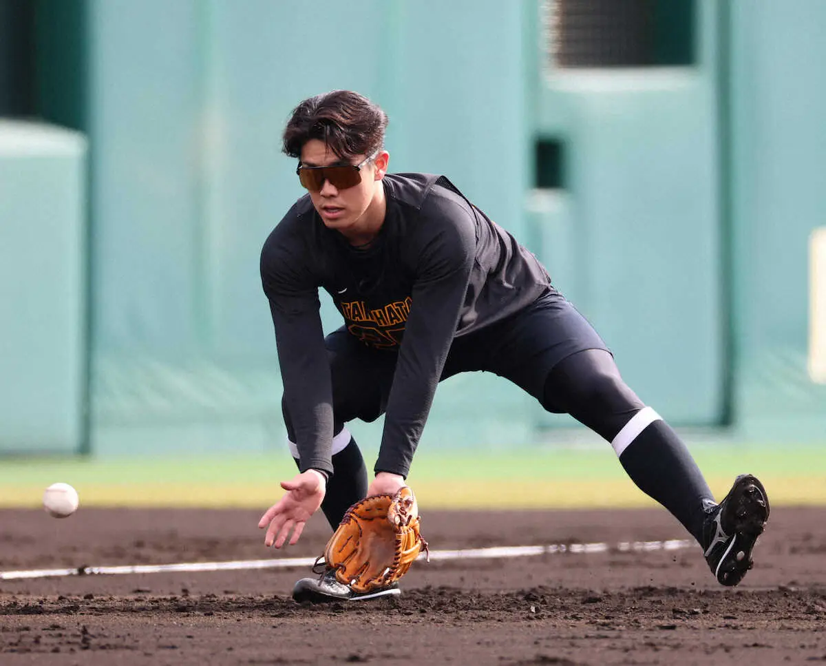 【画像・写真】阪神ドラ2谷端将伍　土のグラウンド攻略へグラブさばきを再確認「慣れていかないと」