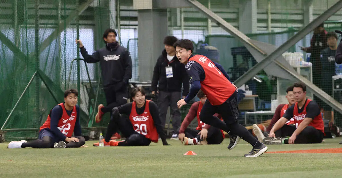 【画像・写真】楽天ドラ5・伊藤大　シャトルランで1位　ドラ4・大栄との一騎打ち制し「負けたくないなという気持ちが」