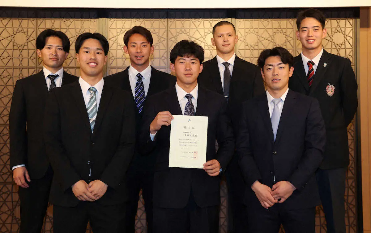 【画像・写真】阪神ドラ2・谷端将伍　ドジャース・大谷のユニホームの大きさにビックリ