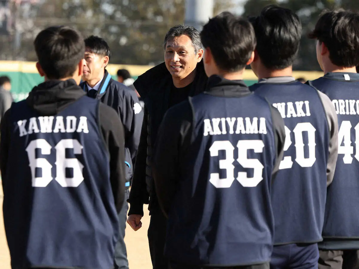 【画像・写真】西武　西口監督が新人合同自主トレで訓示　「頑張れって。例年通り」