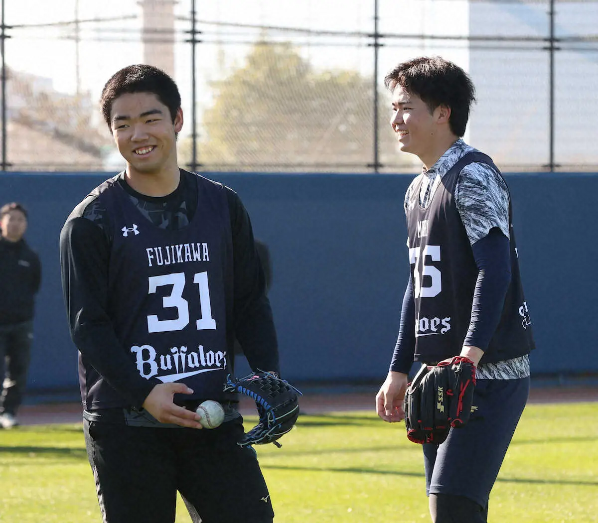 【画像・写真】オリックス・岸田監督「かなりレベルが高い」　ドラ1・藤川敦也とドラ2森陽樹がキャッチボールで刺激