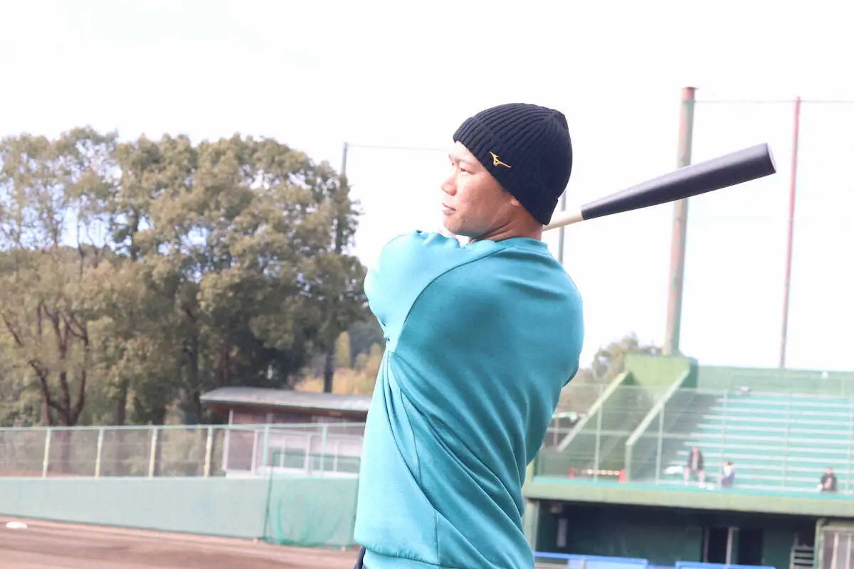 【画像・写真】広島・坂倉将吾が広角打法で“ウマ”くなる　10年目の逆襲へ午年の誓い　高知市内で自主トレ