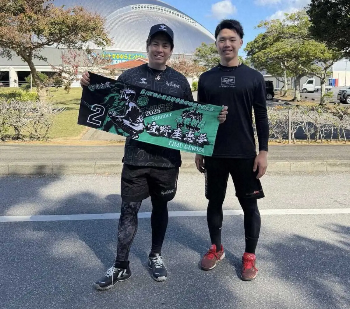 【画像・写真】阪神・梅野隆太郎が“宜野座くん”と再会　「甲子園のお土産もらいました」小学時代に野球教室で指導