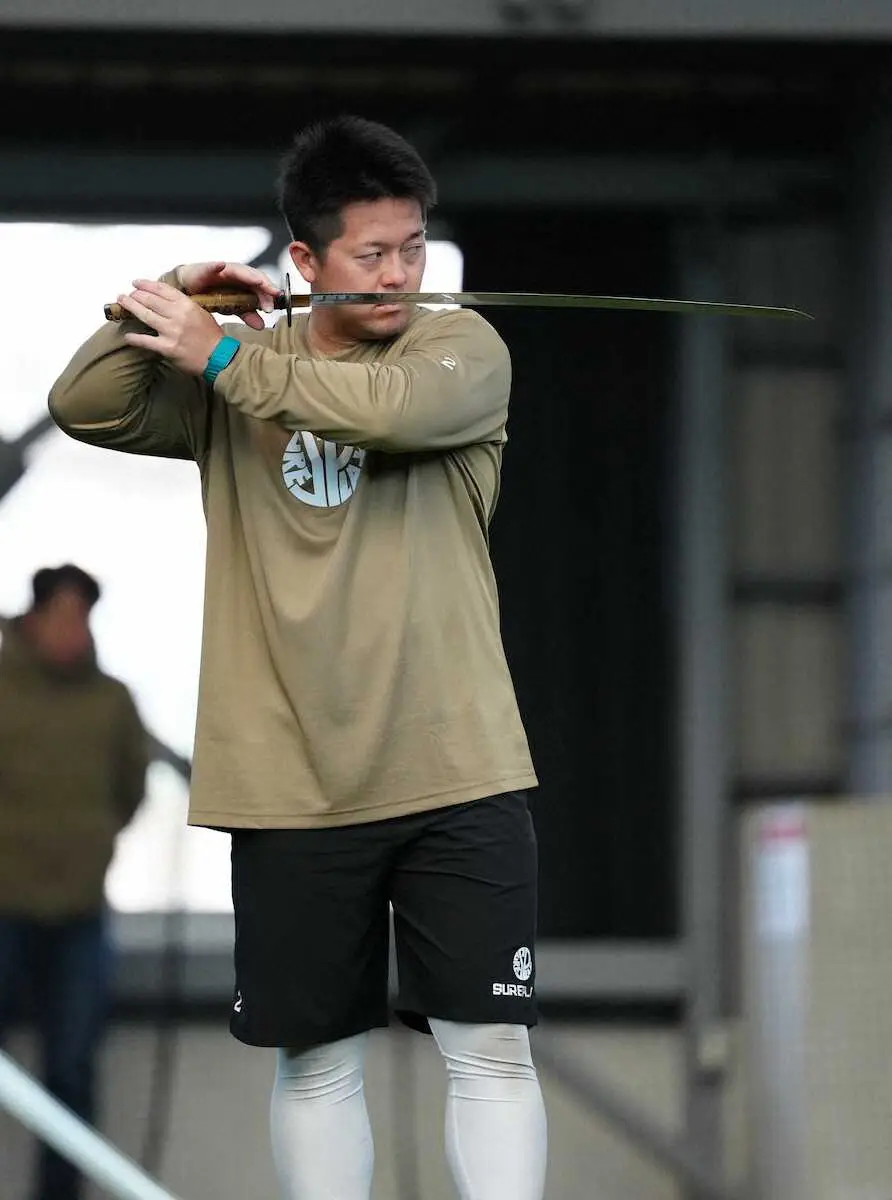 【画像・写真】DeNA・牧　今年の自主トレは居合抜き！バットと同じ重量の模造刀でスイング再現性高める
