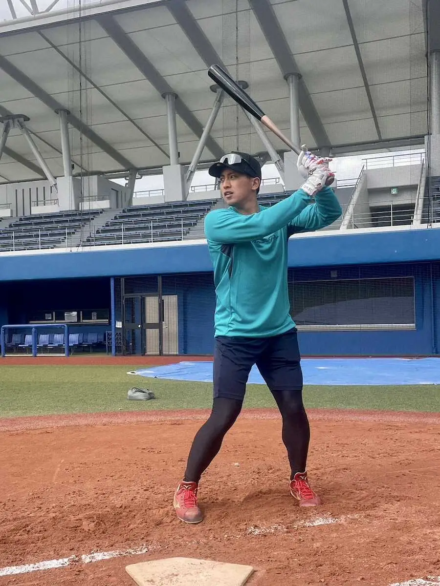 【画像・写真】楽天・小郷　ソフトバンク・近藤モデルのバットで精力的に打ち込み