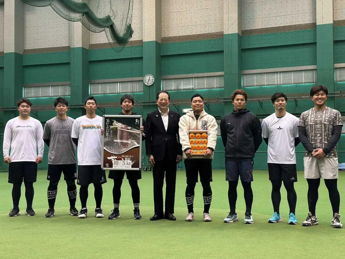 【画像・写真】ヤクルト　山田哲人、中村悠平ら松山自主トレ組へ松山市から差し入れ