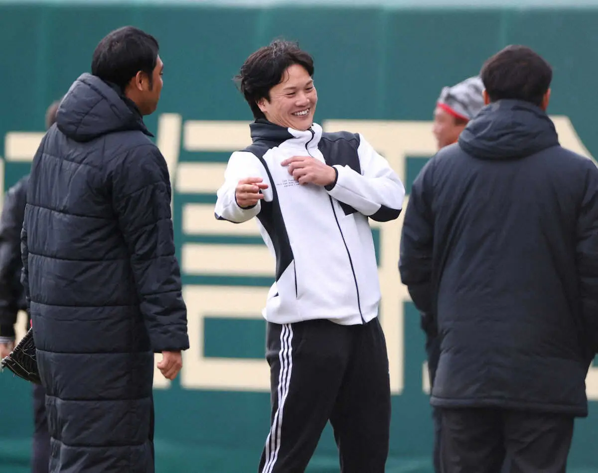 【画像・写真】阪神・伏見寅威　SGL尼崎初訪問で最新鋭の全自動打撃マシンに感嘆「面白い」　盟友・西勇にはエール