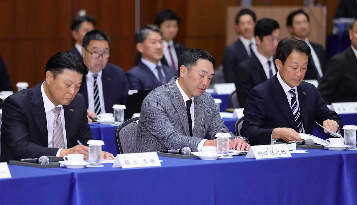 【画像・写真】スタッフミーティングに臨む（左から）橋上オフェンスチーフコーチ、阿部監督、川相ディフェンスチーフコーチ（撮影・光山　貴大）