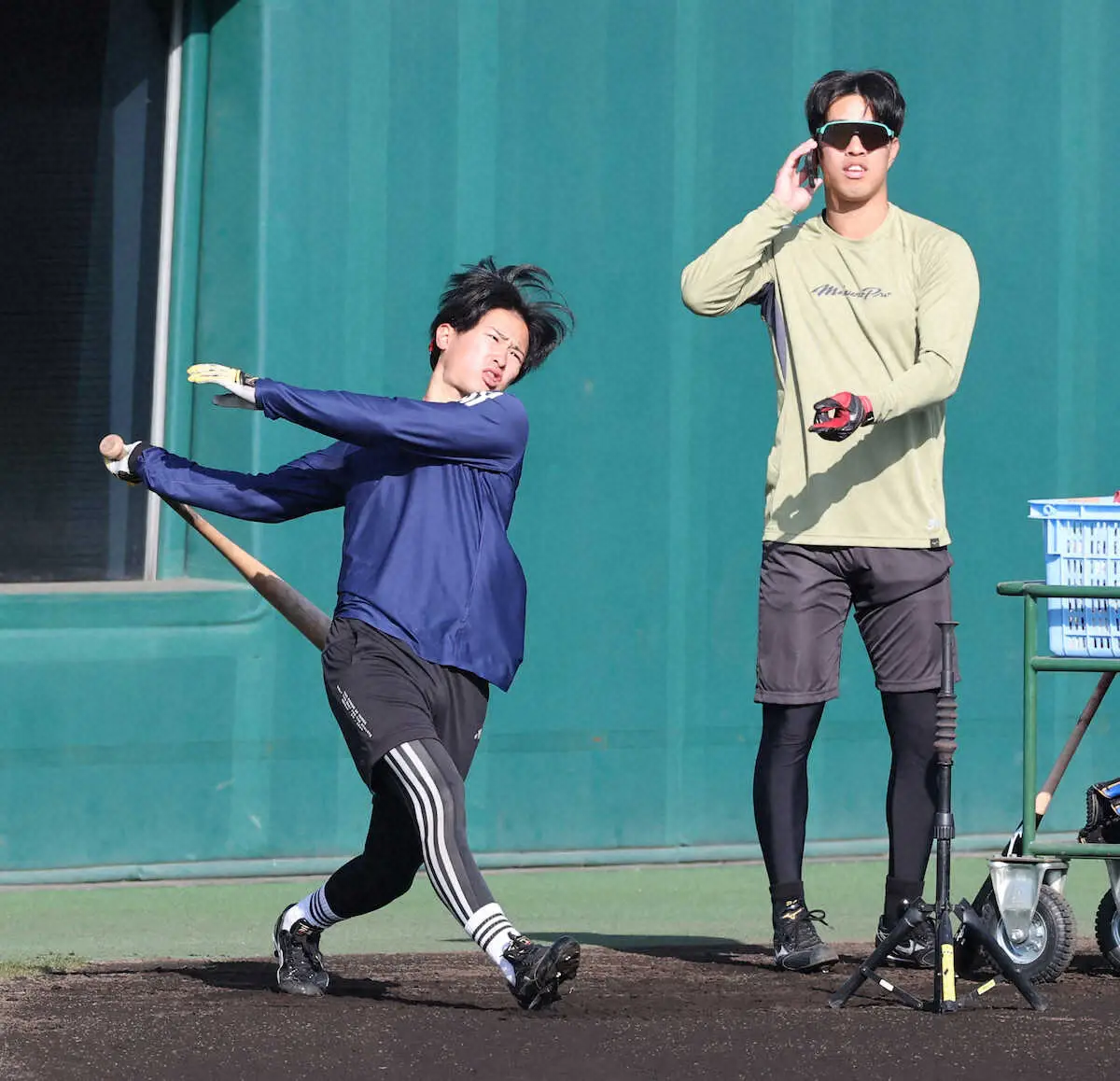 【画像・写真】阪神ドラ3・岡城快生&育成2位・山崎照英　休日返上で打撃練習　虎党にサインも