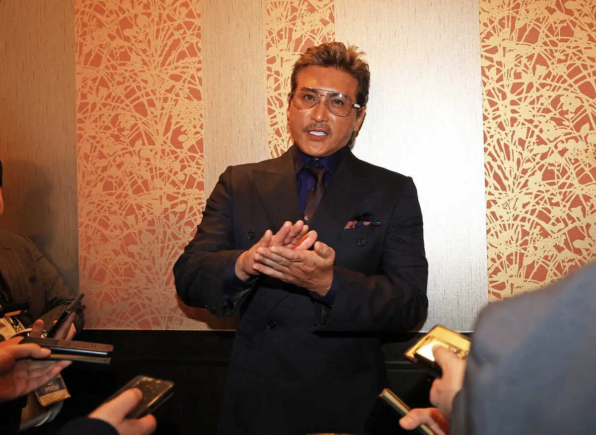 【画像・写真】日本ハム・新庄監督　走塁用手袋についても問題提起　指先が「めちゃくちゃ長い子がいる」