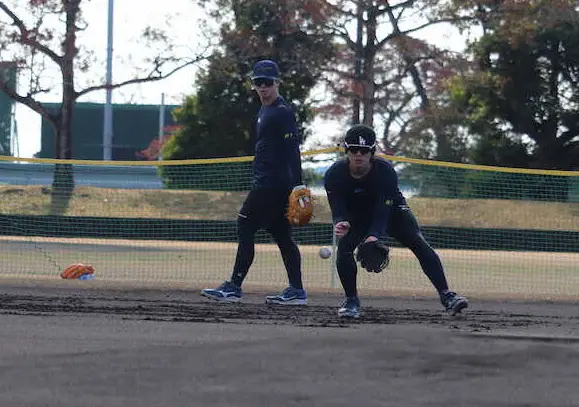 【画像・写真】自主トレを公開したヤクルト・長岡（右）と内山（撮影・小野寺　大）