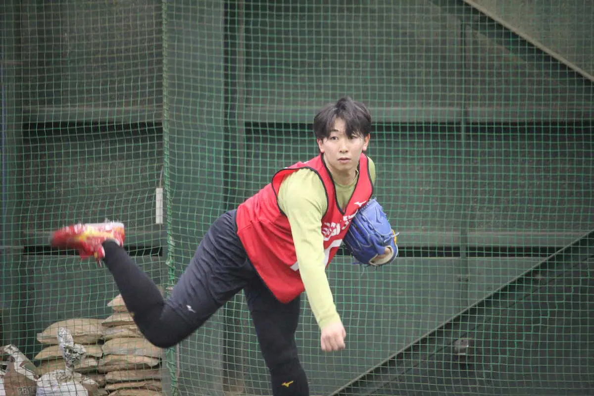 【画像・写真】楽天2位の伊藤樹が捕手を座らせ、変化球交えて17球　伊志嶺ブルペン捕手「凄くゲームをつくれそう」