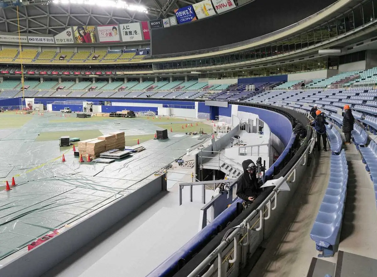 【画像・写真】設置工事が進むテラス型観客席「ホームランウイング」（中央）