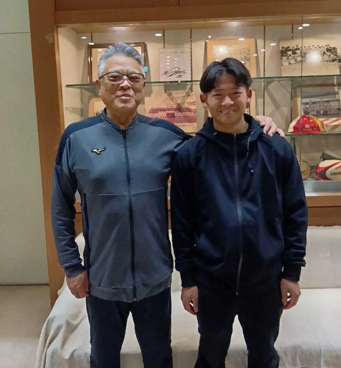 【画像・写真】3年間指導を受けていた斎藤監督（左）に感謝する吉田主務