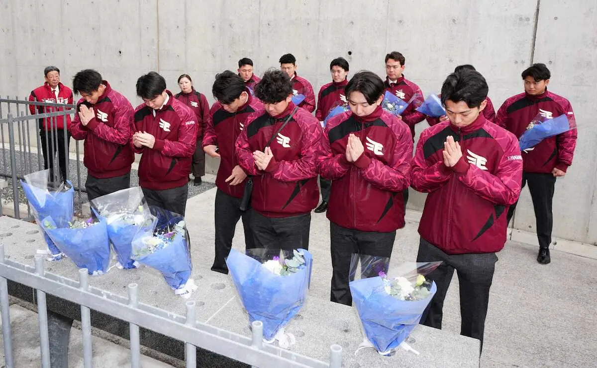 【画像・写真】楽天新人が東日本大震災で被害の南三陸町訪問　ドラ4大栄利哉「皆さんに元気と勇気与えられるプレーを」