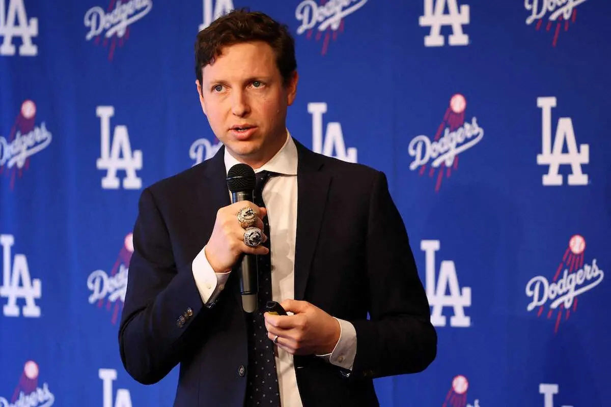 【画像・写真】ド軍ビジネス戦略担当も感謝「日本人選手のおかげでこれだけたくさん…」　壇上で光り輝くリング披露