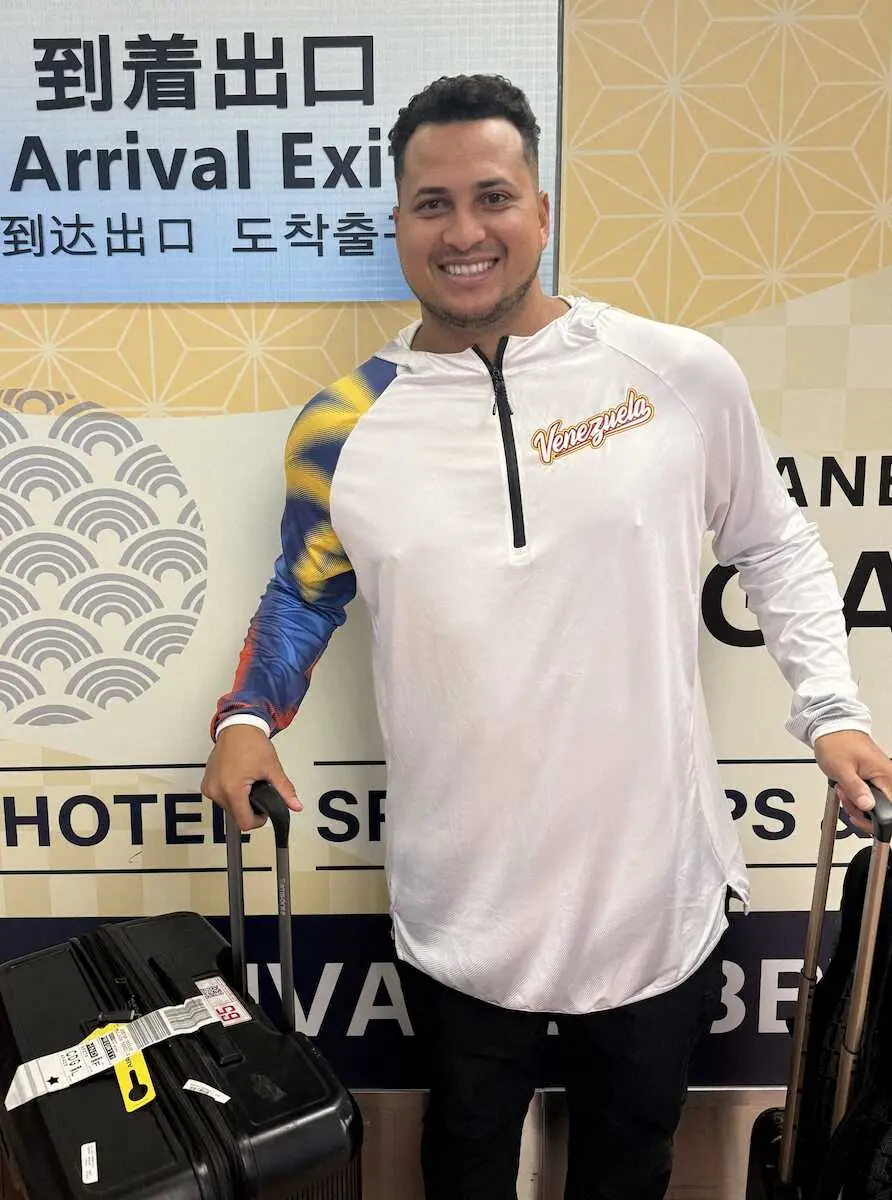 【画像・写真】ヤクルト新外国人キハダが来日　「自分ができる全ての力を捧げたい」