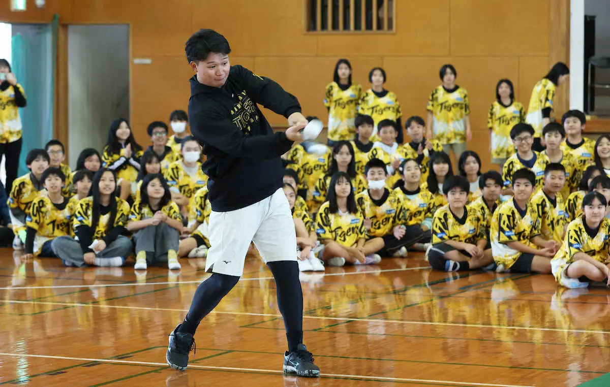 【画像・写真】阪神・森下翔太　うるま市立田場小を訪問し子供たちと交流　「エネルギーが凄かった」