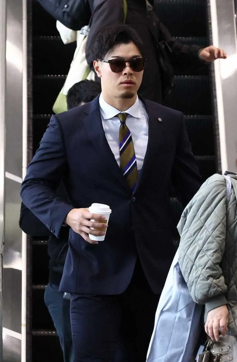 【画像・写真】阪神・佐藤輝明がチーム便で沖縄へ