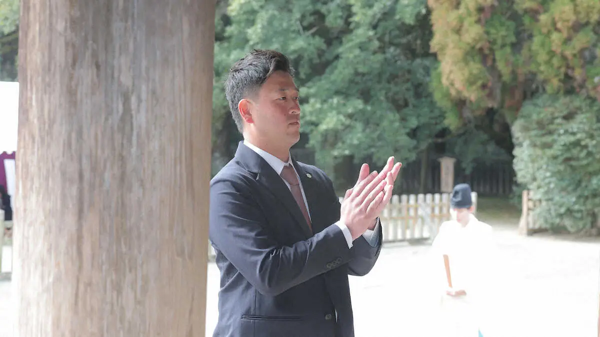 【画像・写真】巨人　岸田行倫新主将が決意「気持ちが高まってきた」　宮崎神宮参拝