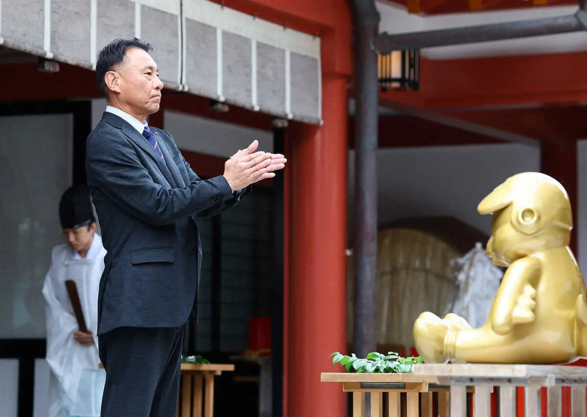 【画像・写真】ヤクルト・池山監督が波上宮参拝　金色つば九郎と対面　グッズ売り上げに「私も食い込んでいきたい」