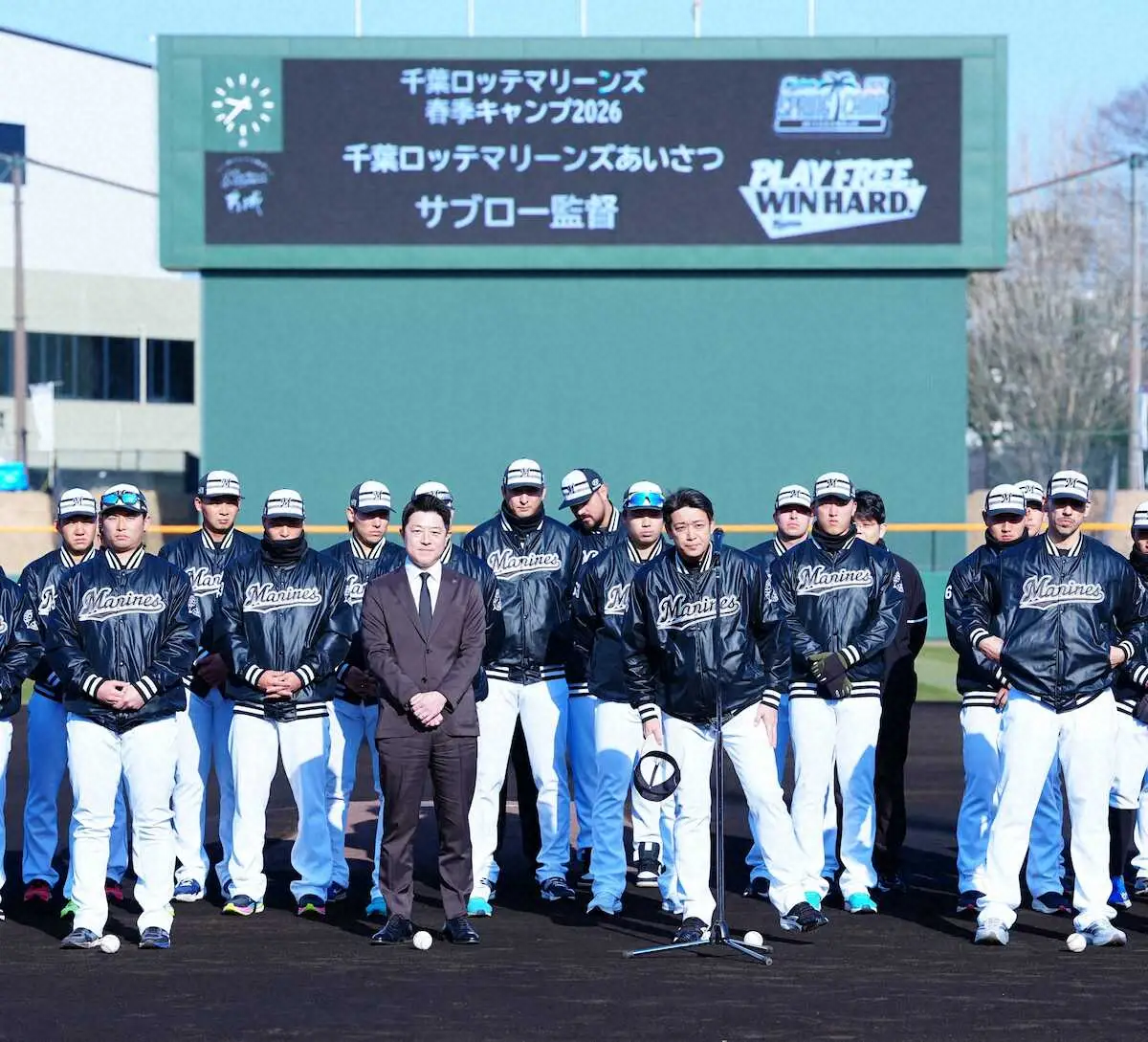 【画像・写真】ロッテ・サブロー監督がキャンプインであいさつ「60年に一度巡ってくる丙午の年。情熱と勢いを力に」