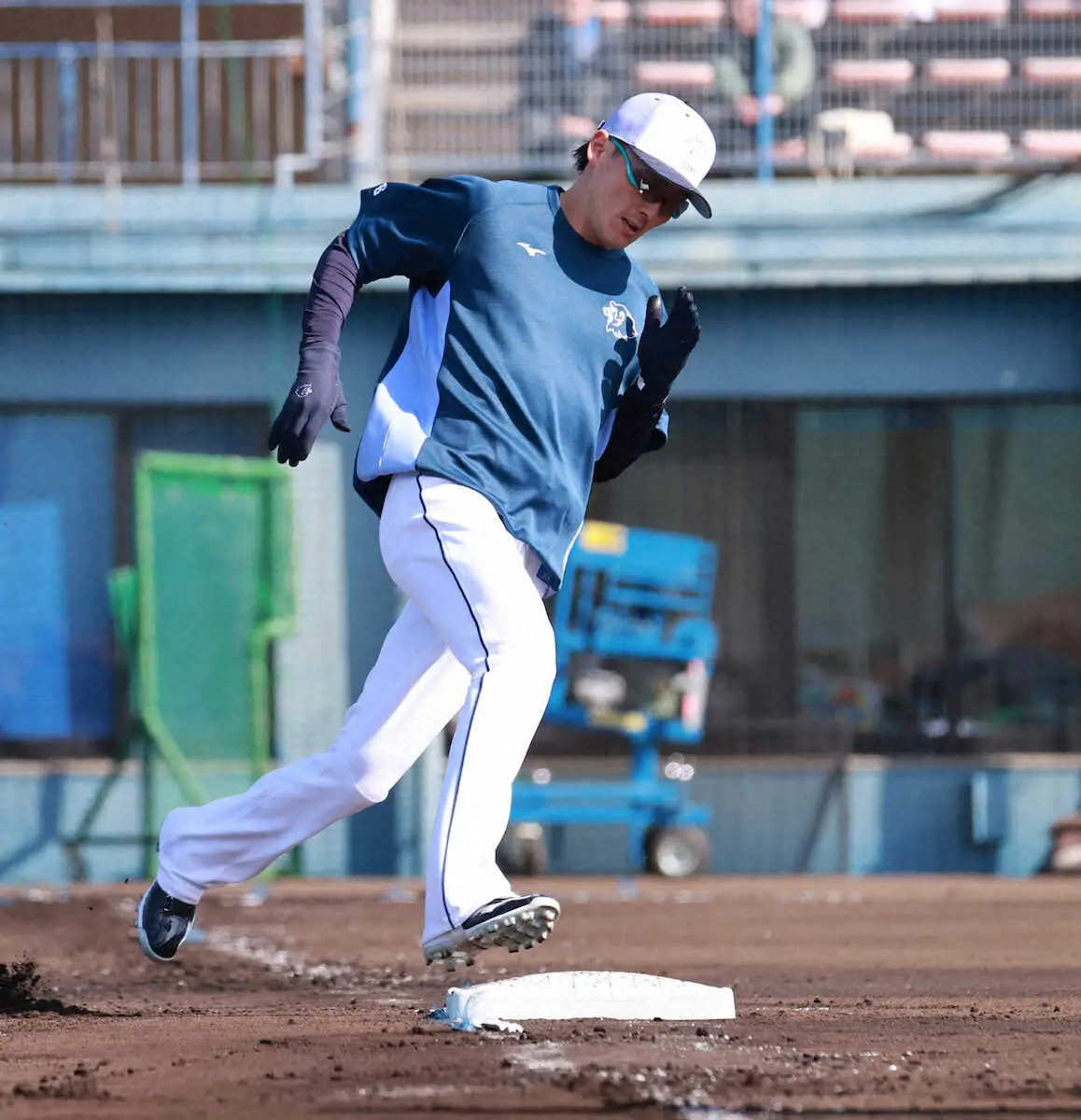 【画像・写真】大きくなったベースを蹴って一塁から二塁に向かう源田（撮影・篠原岳夫）