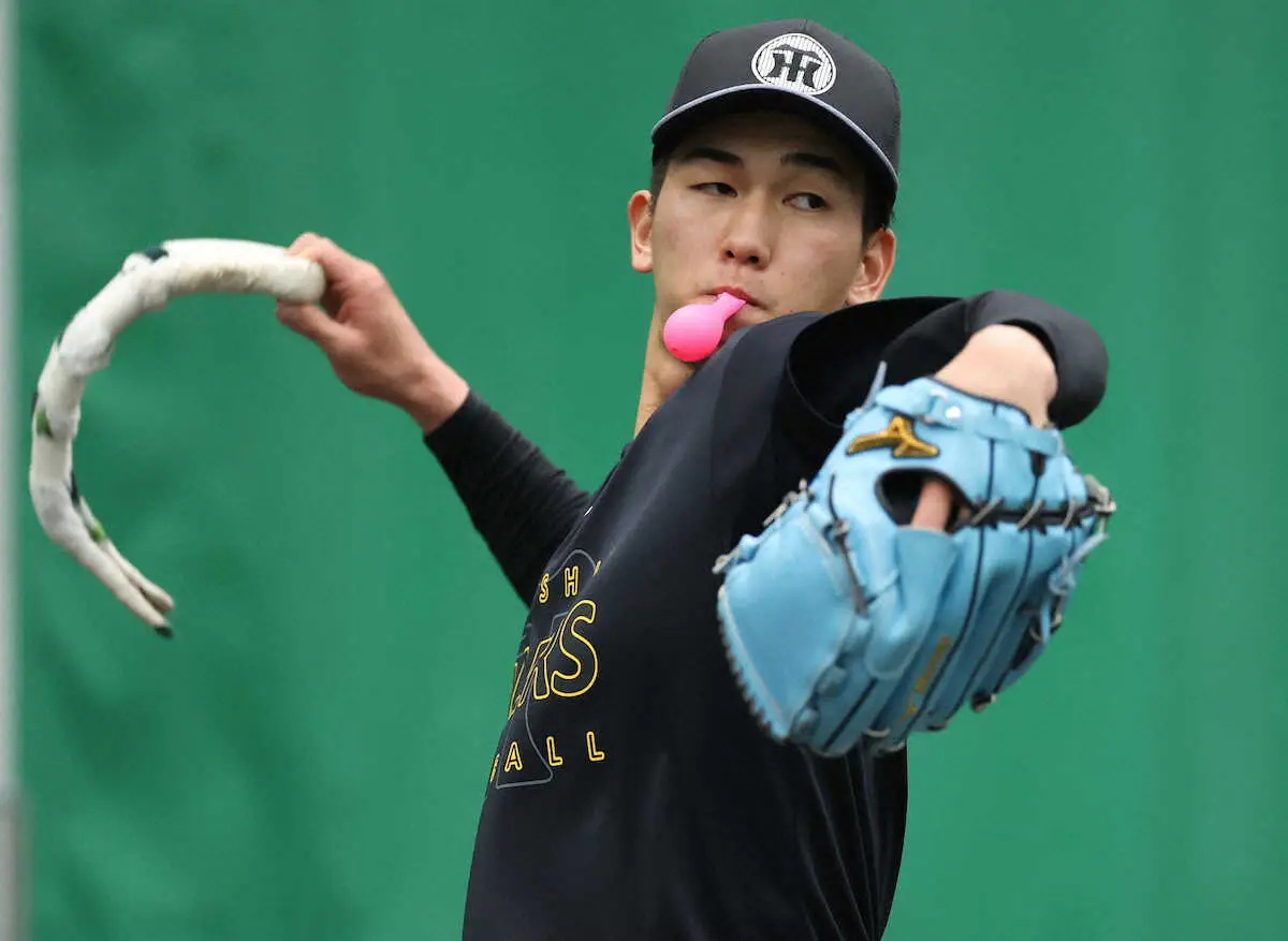 【画像・写真】阪神・今朝丸裕喜　風船を膨らませシャドーピッチ「体幹がしっかりとした、いい状態で投げられる」