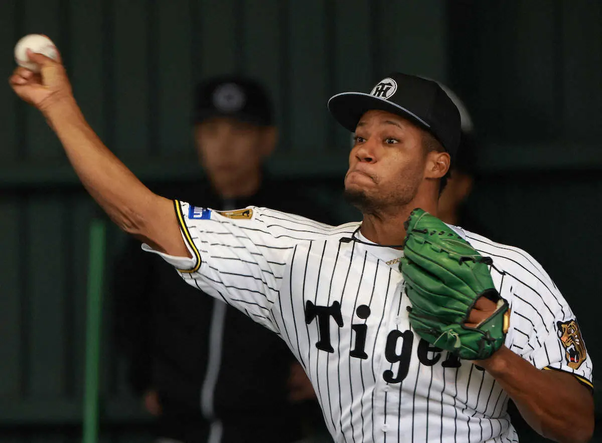 【画像・写真】阪神・モレッタ　“忍者スライダー”見せた!!　梅野も評価「力を入れて腕を振ったらまた変わる」