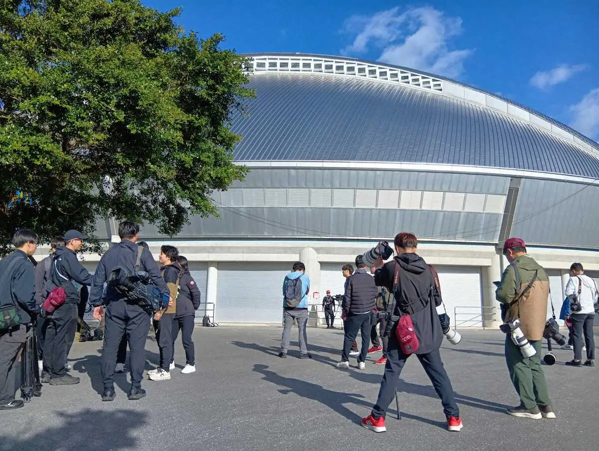【画像・写真】阪神　キャンプ3日目練習前から“鉄のカーテン”　室内練習場のシャッター閉める