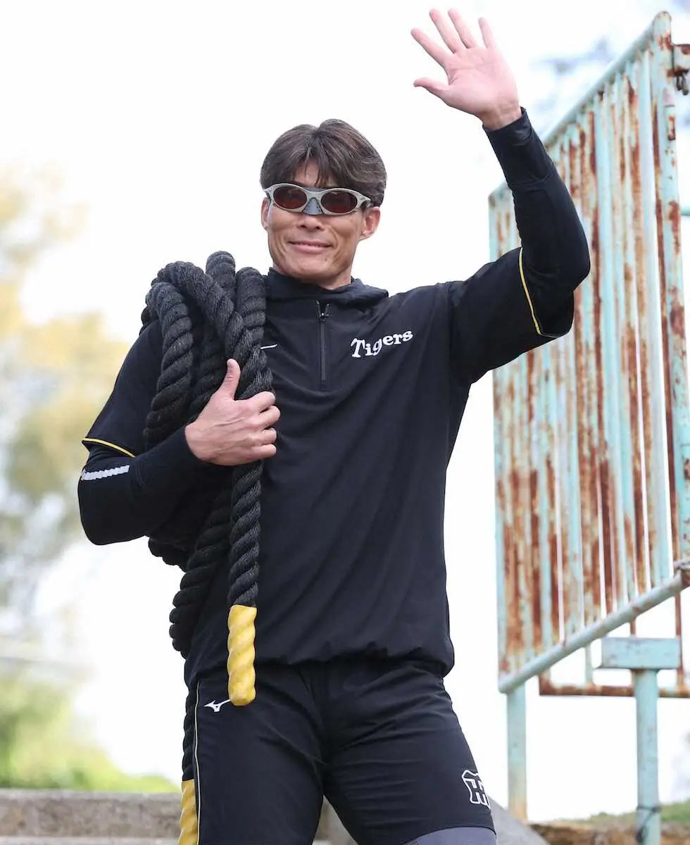 【画像・写真】阪神　臨時コーチ務める糸井SAが合流　“大縄”を右肩に巻き付け、球場入り