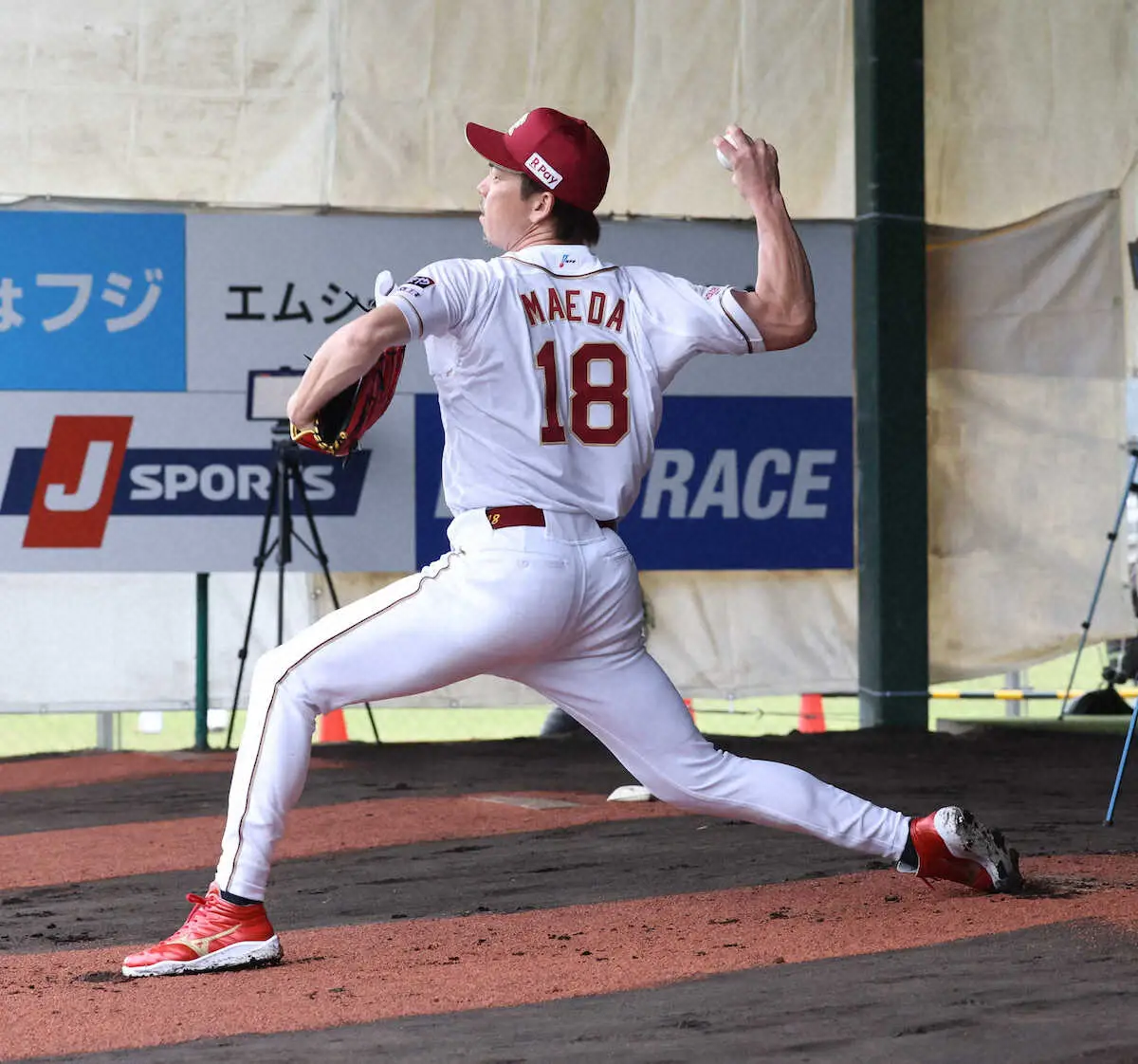 【画像・写真】楽天・前田健太が今キャンプ2度目ブルペン　変化球交え30球　石原捕手「マエケンさん」呼び承諾に感謝