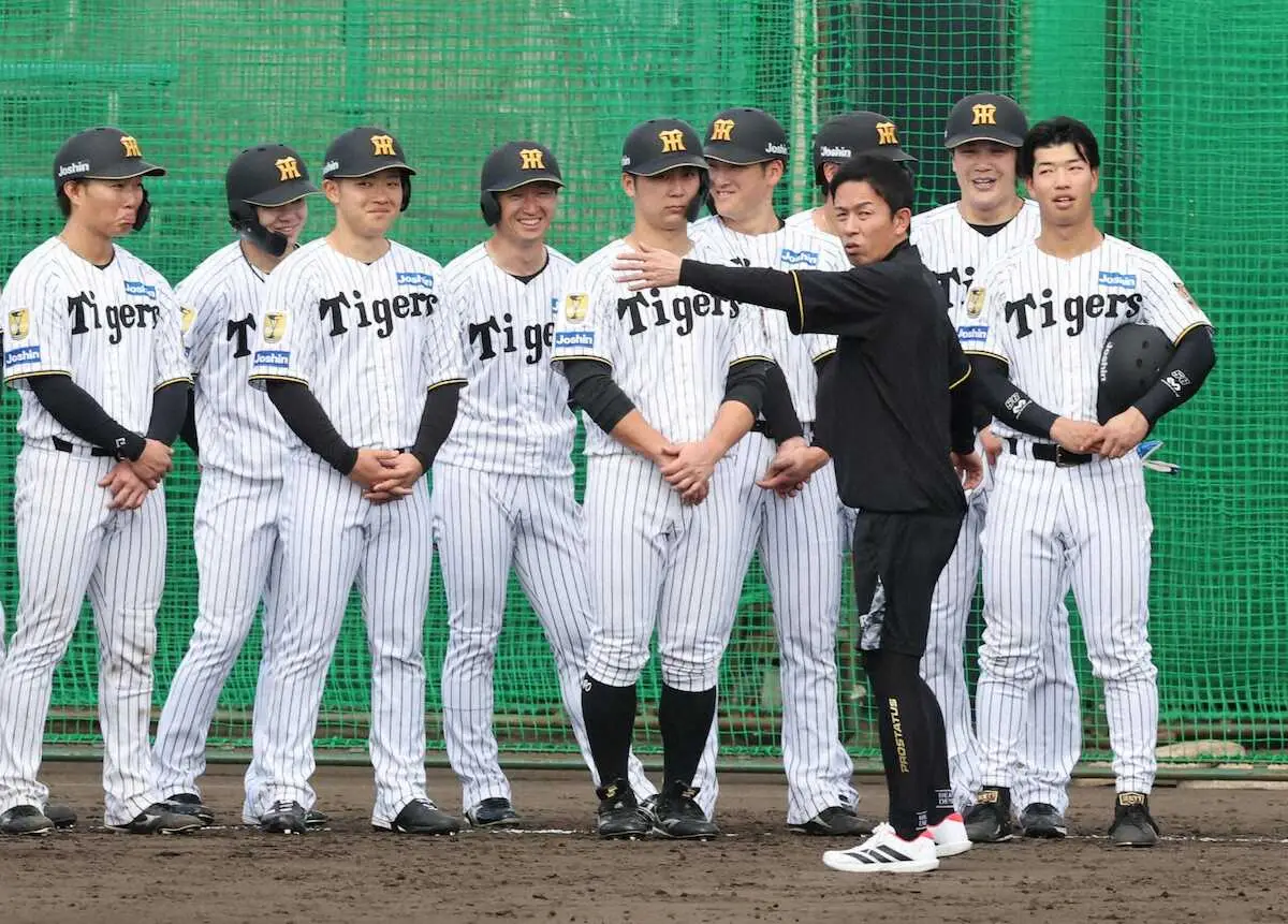 【画像・写真】阪神　赤星憲広氏が4年連続の臨時コーチで宜野座キャンプ訪問　投手陣にも指導、精力的に動き回る
