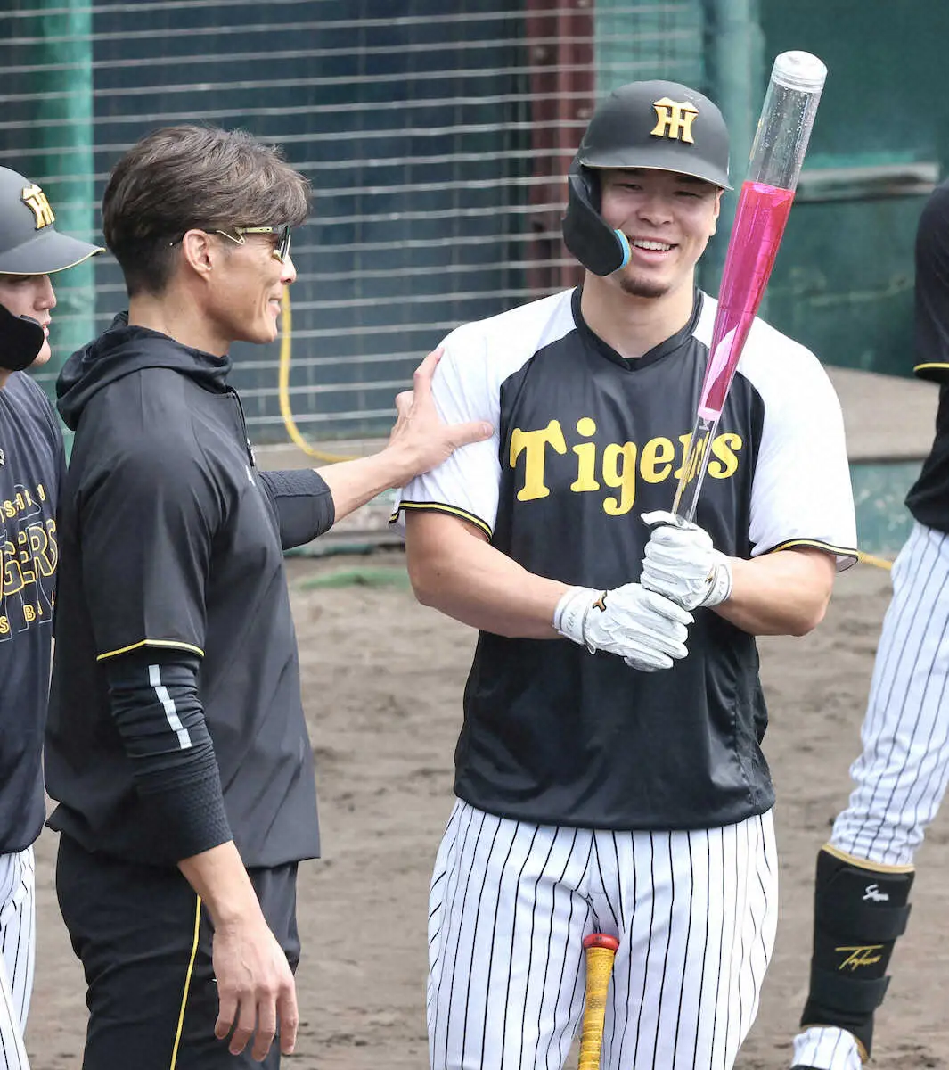 【画像・写真】阪神・佐藤輝明　「世界で暴れてこい！」近大の先輩・糸井SAから激励受け決意新た「WBCも頑張る」