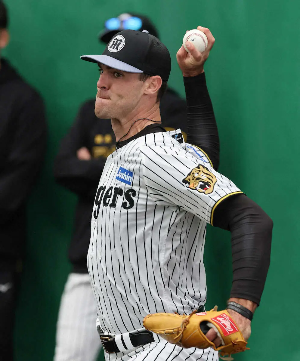【画像・写真】阪神　ラグズデール　身長2メートル3の超大型右腕　来日初ブルペンで他球団偵察隊ビビらせた