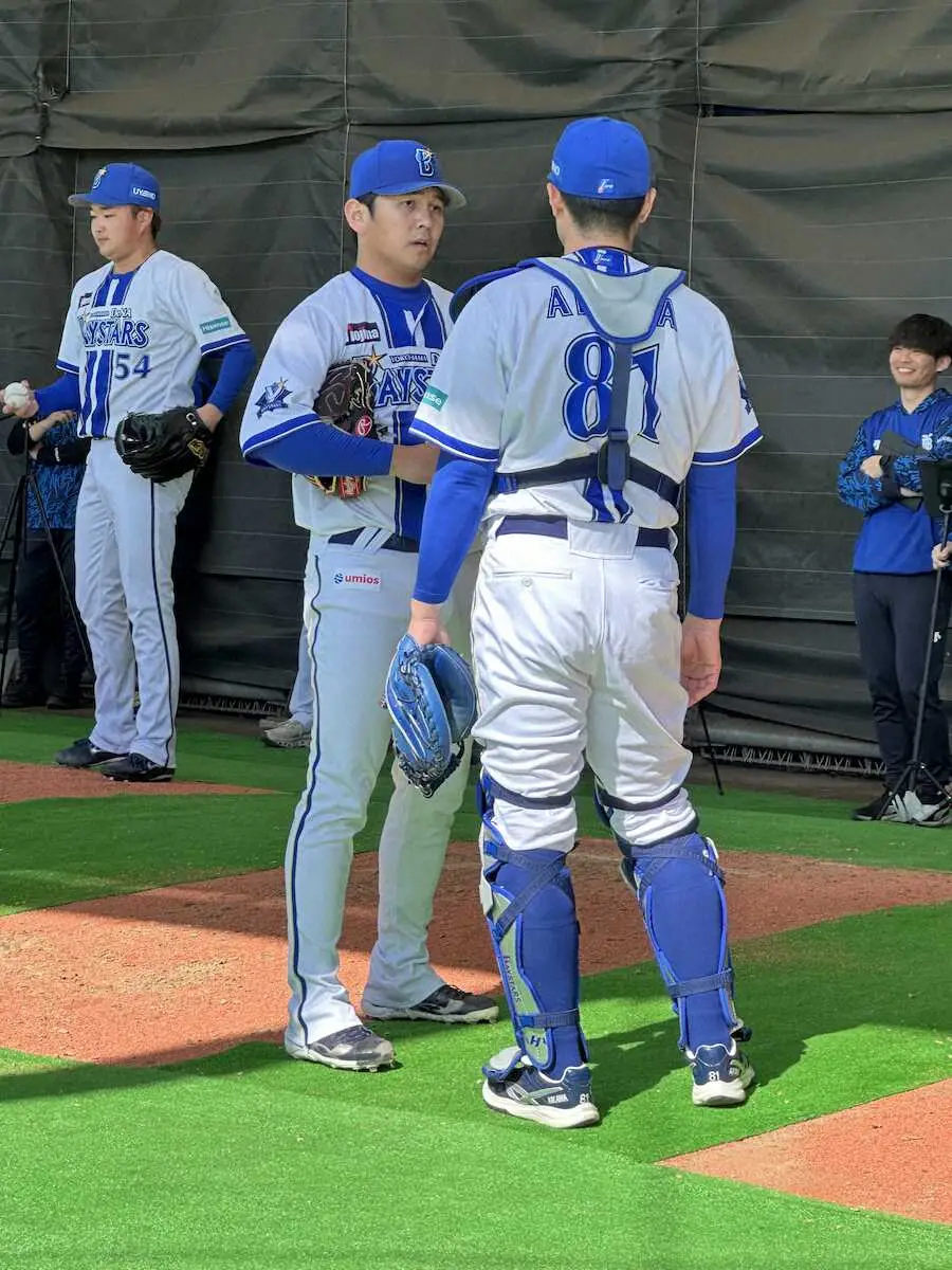 【画像・写真】DeNA・相川亮二新監督がブルペン捕手務める　山崎康晃の直球に「いい球！」「強さあるよ」