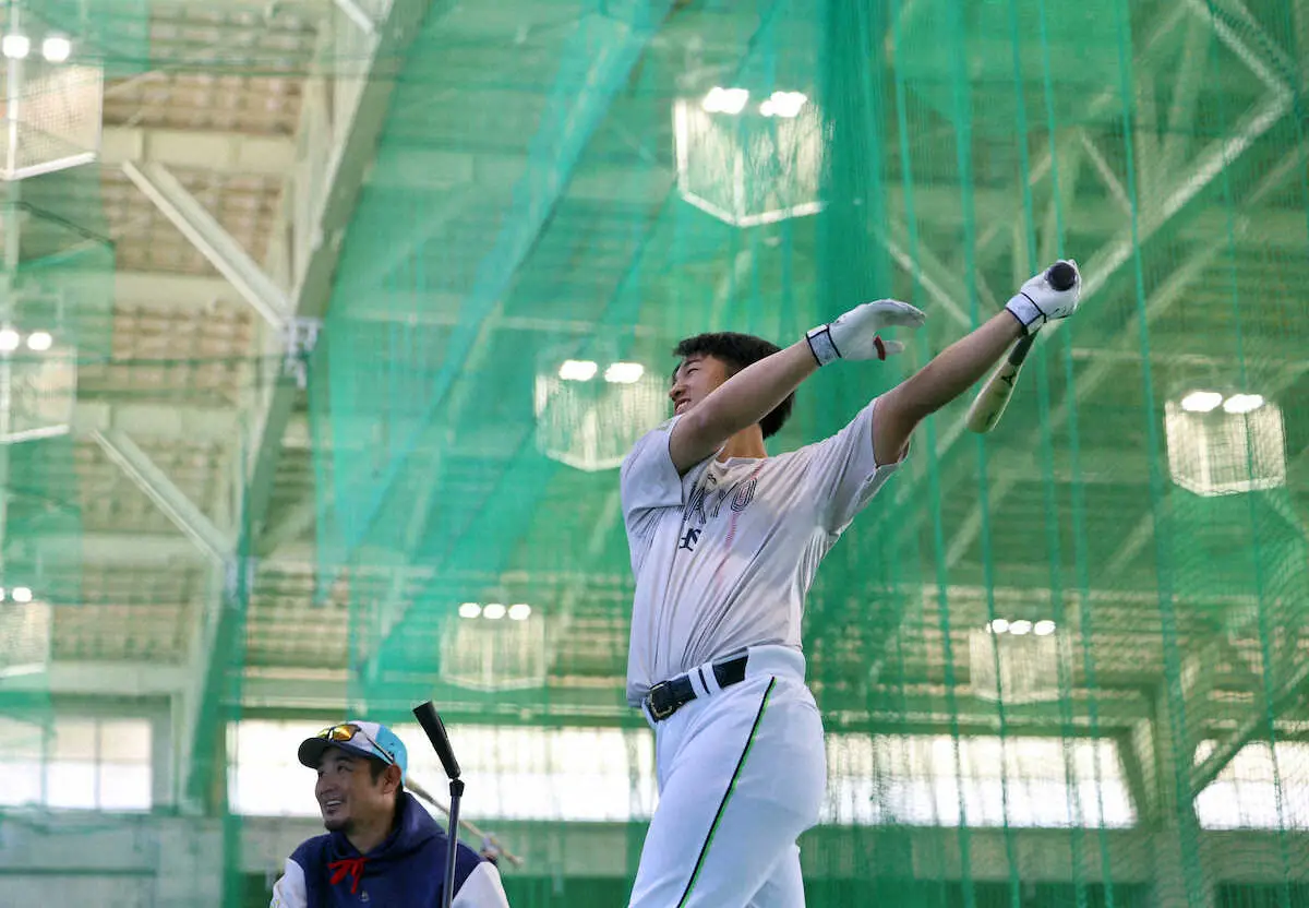 【画像・写真】ヤクルト・松下歩叶＆石井巧　ルーキーコンビは別メニュー調整　室内で打撃などを行う