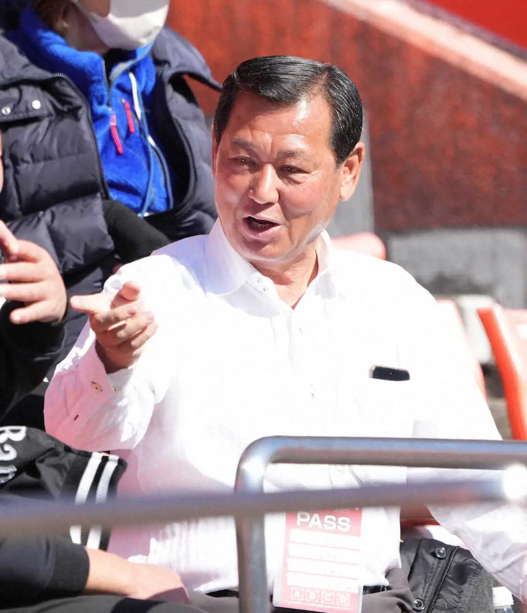 【画像・写真】ソフトバンク小久保監督の恩師・河原井正雄氏が現体制で初来宮　べらんめえ口調で日本一監督に猛ゲキ