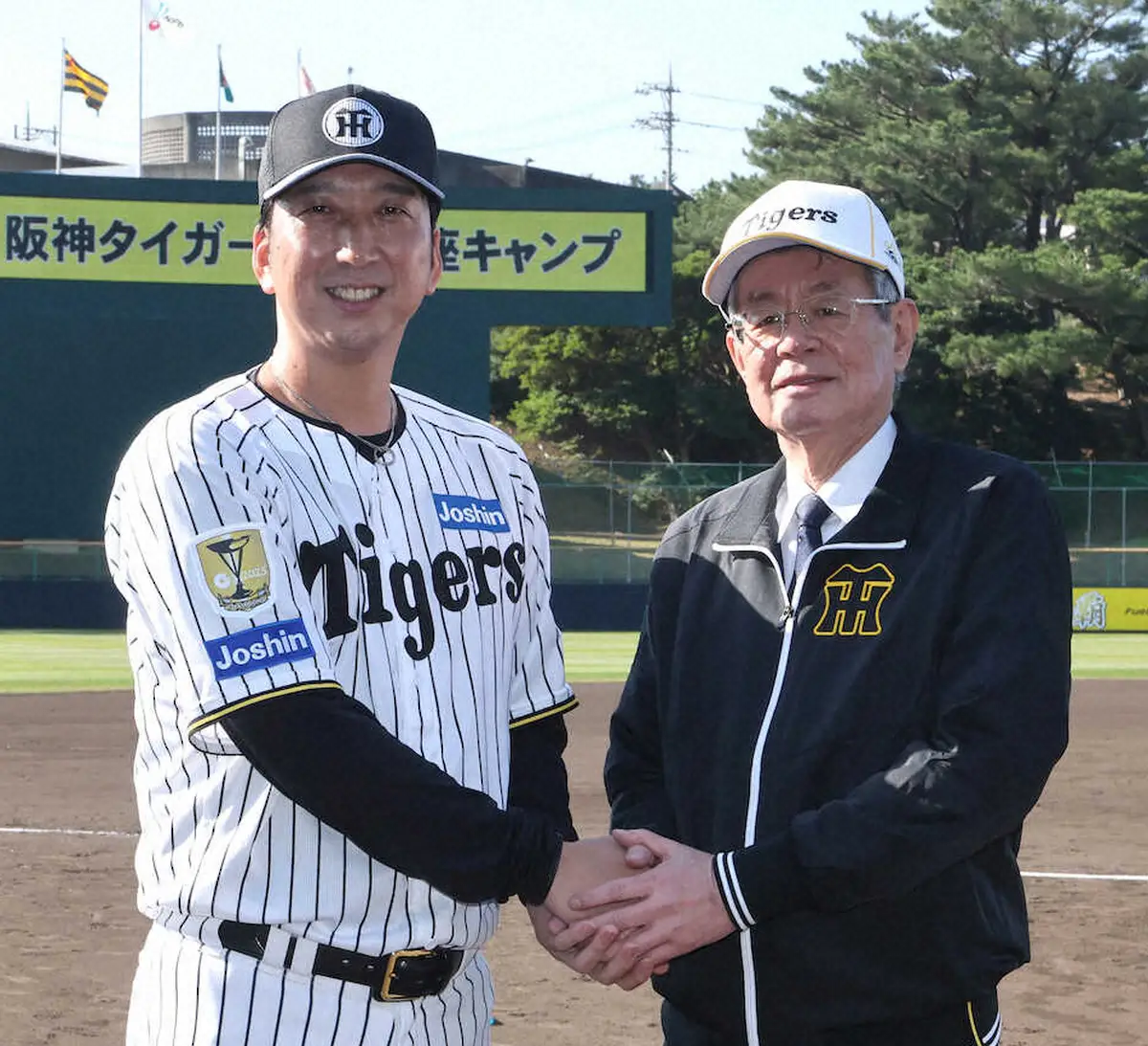 【画像・写真】阪神・秦雅夫オーナー　キャンプ地で3分間訓示「真の日本チャンピオンになることを期待」