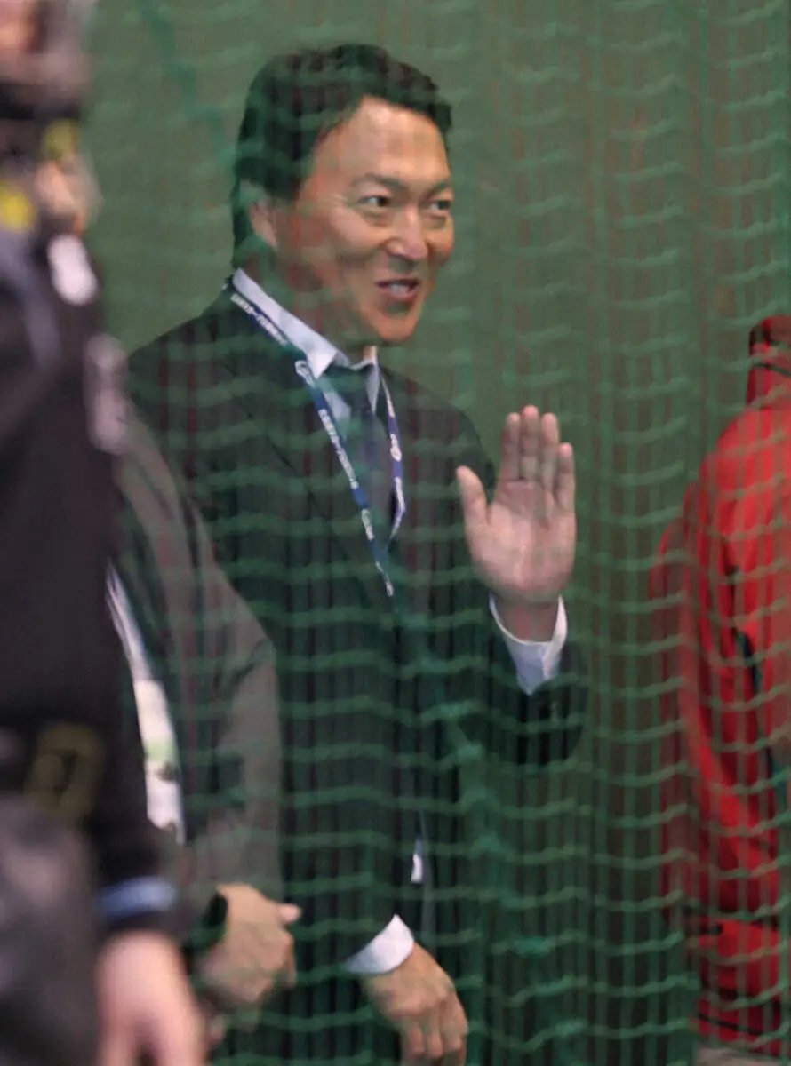 【画像・写真】巨人・長野久義氏が古巣訪問　あいさつ回りで広島キャンプへ、新井監督らと会話